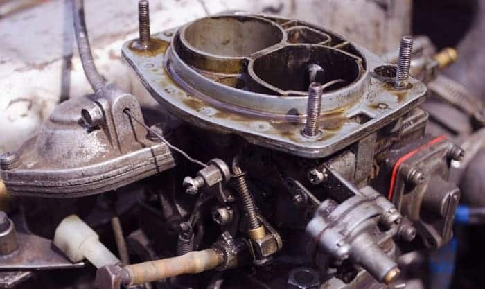 What signs might indicate a gas leak in a carburetor